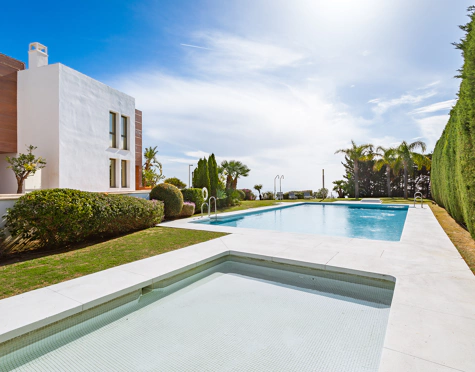 CASA ADOSADA DE ESTILO LOFT CON VISTAS ABIERTAS EN VENTA EN MARBELLA VIEWS, BENAHAVÍS