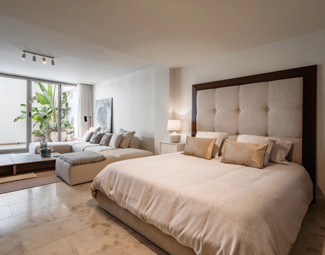 CASA ADOSADA DE ESTILO LOFT CON VISTAS ABIERTAS EN VENTA EN MARBELLA VIEWS, BENAHAVÍS