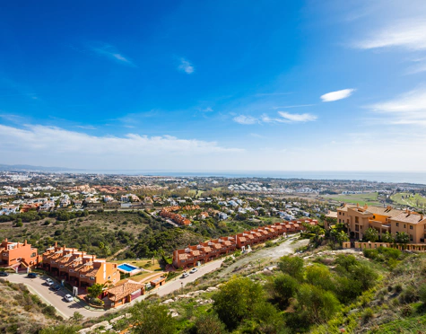 CASA ADOSADA DE ESTILO LOFT CON VISTAS ABIERTAS EN VENTA EN MARBELLA VIEWS, BENAHAVÍS