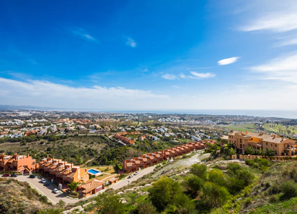 CASA ADOSADA DE ESTILO LOFT CON VISTAS ABIERTAS EN VENTA EN MARBELLA VIEWS, BENAHAVÍS