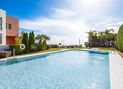 CASA ADOSADA DE ESTILO LOFT CON VISTAS ABIERTAS EN VENTA EN MARBELLA VIEWS, BENAHAVÍS