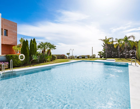 CASA ADOSADA DE ESTILO LOFT CON VISTAS ABIERTAS EN VENTA EN MARBELLA VIEWS, BENAHAVÍS