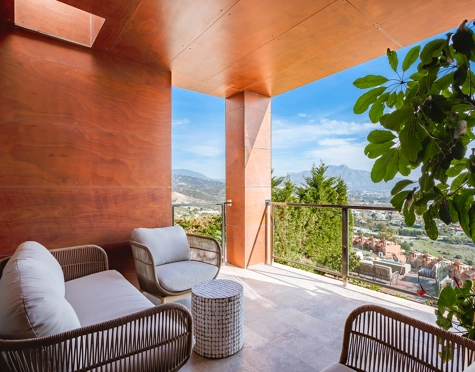 CASA ADOSADA DE ESTILO LOFT CON VISTAS ABIERTAS EN VENTA EN MARBELLA VIEWS, BENAHAVÍS