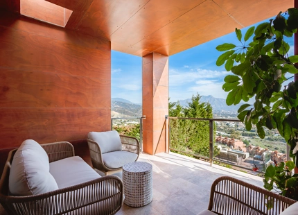 CASA ADOSADA DE ESTILO LOFT CON VISTAS ABIERTAS EN VENTA EN MARBELLA VIEWS, BENAHAVÍS