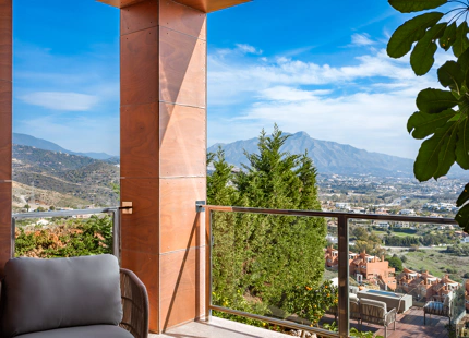 CASA ADOSADA DE ESTILO LOFT CON VISTAS ABIERTAS EN VENTA EN MARBELLA VIEWS, BENAHAVÍS