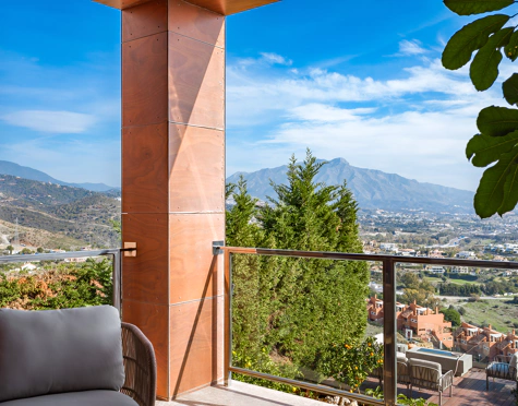CASA ADOSADA DE ESTILO LOFT CON VISTAS ABIERTAS EN VENTA EN MARBELLA VIEWS, BENAHAVÍS