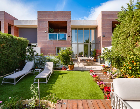 CASA ADOSADA DE ESTILO LOFT CON VISTAS ABIERTAS EN VENTA EN MARBELLA VIEWS, BENAHAVÍS