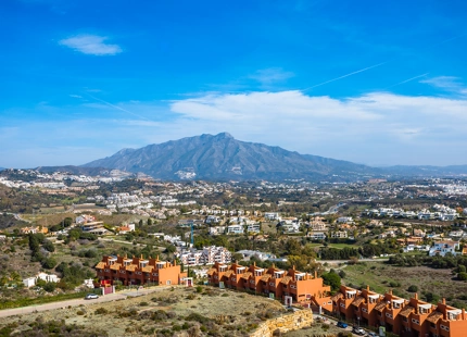 CASA ADOSADA DE ESTILO LOFT CON VISTAS ABIERTAS EN VENTA EN MARBELLA VIEWS, BENAHAVÍS