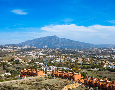 CASA ADOSADA DE ESTILO LOFT CON VISTAS ABIERTAS EN VENTA EN MARBELLA VIEWS, BENAHAVÍS