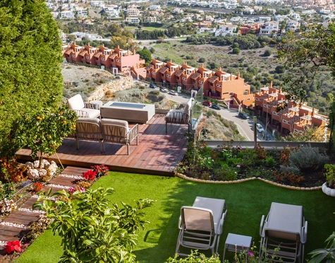 CASA ADOSADA DE ESTILO LOFT CON VISTAS ABIERTAS EN VENTA EN MARBELLA VIEWS, BENAHAVÍS