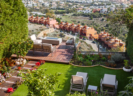 CASA ADOSADA DE ESTILO LOFT CON VISTAS ABIERTAS EN VENTA EN MARBELLA VIEWS, BENAHAVÍS