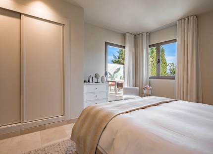 CASA ADOSADA DE ESTILO LOFT CON VISTAS ABIERTAS EN VENTA EN MARBELLA VIEWS, BENAHAVÍS