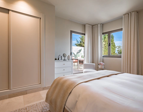 CASA ADOSADA DE ESTILO LOFT CON VISTAS ABIERTAS EN VENTA EN MARBELLA VIEWS, BENAHAVÍS