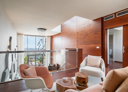 CASA ADOSADA DE ESTILO LOFT CON VISTAS ABIERTAS EN VENTA EN MARBELLA VIEWS, BENAHAVÍS