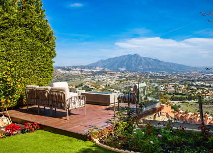 CASA ADOSADA DE ESTILO LOFT CON VISTAS ABIERTAS EN VENTA EN MARBELLA VIEWS, BENAHAVÍS