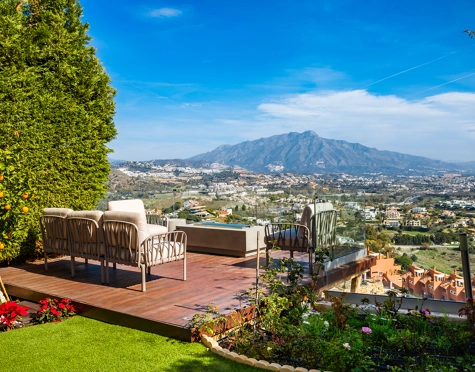 CASA ADOSADA DE ESTILO LOFT CON VISTAS ABIERTAS EN VENTA EN MARBELLA VIEWS, BENAHAVÍS