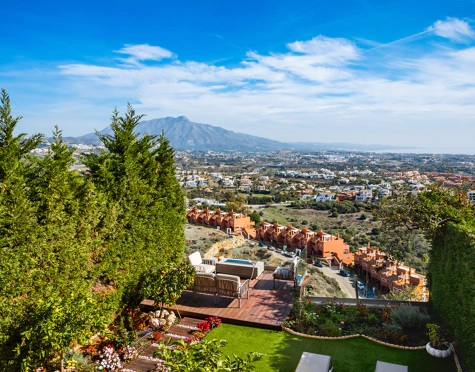 CASA ADOSADA DE ESTILO LOFT CON VISTAS ABIERTAS EN VENTA EN MARBELLA VIEWS, BENAHAVÍS