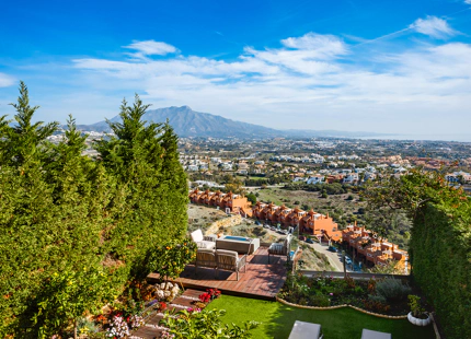 CASA ADOSADA DE ESTILO LOFT CON VISTAS ABIERTAS EN VENTA EN MARBELLA VIEWS, BENAHAVÍS