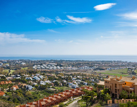 CASA ADOSADA DE ESTILO LOFT CON VISTAS ABIERTAS EN VENTA EN MARBELLA VIEWS, BENAHAVÍS
