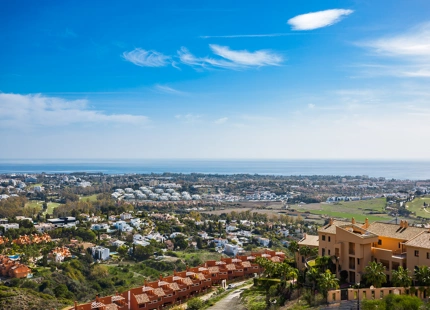 CASA ADOSADA DE ESTILO LOFT CON VISTAS ABIERTAS EN VENTA EN MARBELLA VIEWS, BENAHAVÍS