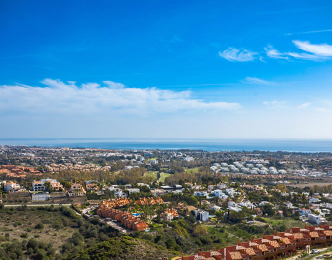CASA ADOSADA DE ESTILO LOFT CON VISTAS ABIERTAS EN VENTA EN MARBELLA VIEWS, BENAHAVÍS