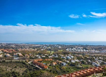 CASA ADOSADA DE ESTILO LOFT CON VISTAS ABIERTAS EN VENTA EN MARBELLA VIEWS, BENAHAVÍS