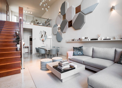 CASA ADOSADA DE ESTILO LOFT CON VISTAS ABIERTAS EN VENTA EN MARBELLA VIEWS, BENAHAVÍS