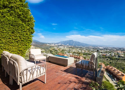 CASA ADOSADA DE ESTILO LOFT CON VISTAS ABIERTAS EN VENTA EN MARBELLA VIEWS, BENAHAVÍS