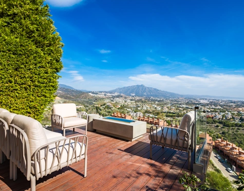 CASA ADOSADA DE ESTILO LOFT CON VISTAS ABIERTAS EN VENTA EN MARBELLA VIEWS, BENAHAVÍS