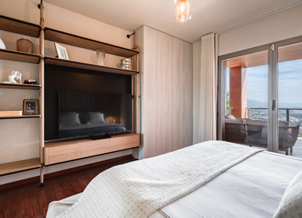 CASA ADOSADA DE ESTILO LOFT CON VISTAS ABIERTAS EN VENTA EN MARBELLA VIEWS, BENAHAVÍS