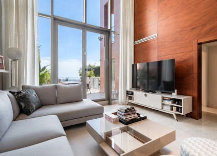 CASA ADOSADA DE ESTILO LOFT CON VISTAS ABIERTAS EN VENTA EN MARBELLA VIEWS, BENAHAVÍS