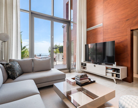 CASA ADOSADA DE ESTILO LOFT CON VISTAS ABIERTAS EN VENTA EN MARBELLA VIEWS, BENAHAVÍS