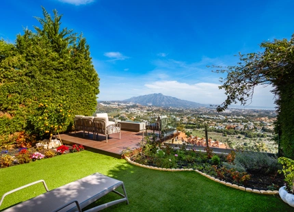 CASA ADOSADA DE ESTILO LOFT CON VISTAS ABIERTAS EN VENTA EN MARBELLA VIEWS, BENAHAVÍS