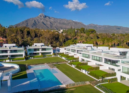 EXCEPCIONAL VILLA PAREADA EN VENTA EN LA MILLA DE ORO DE MARBELLA