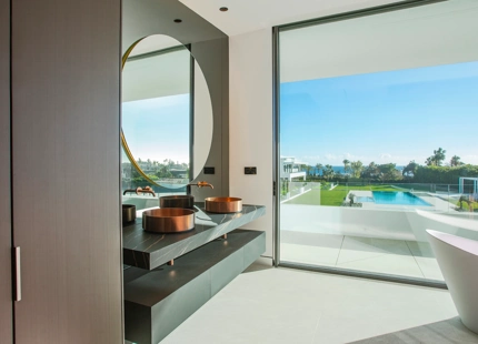 EXCEPCIONAL VILLA PAREADA EN VENTA EN LA MILLA DE ORO DE MARBELLA