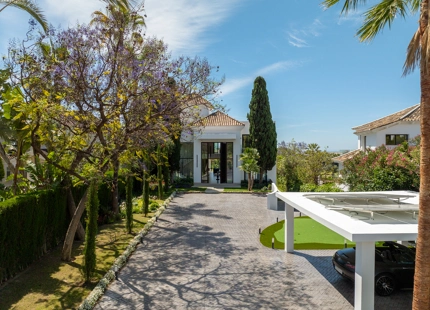 VILLA CONTEMPORÁNEA ICÓNICA CON VISTAS AL GOLF EN PRIMERA LÍNEA EN NUEVA ANDALUCÍA