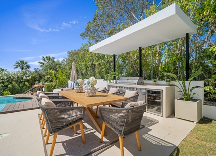VILLA CONTEMPORÁNEA ICÓNICA CON VISTAS AL GOLF EN PRIMERA LÍNEA EN NUEVA ANDALUCÍA