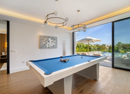 VILLA CONTEMPORÁNEA ICÓNICA CON VISTAS AL GOLF EN PRIMERA LÍNEA EN NUEVA ANDALUCÍA