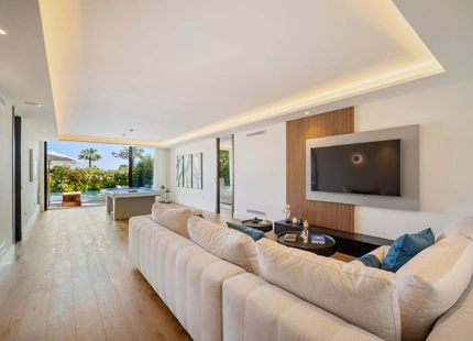 VILLA CONTEMPORÁNEA ICÓNICA CON VISTAS AL GOLF EN PRIMERA LÍNEA EN NUEVA ANDALUCÍA