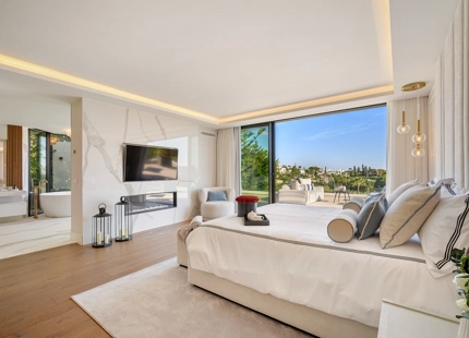 VILLA CONTEMPORÁNEA ICÓNICA CON VISTAS AL GOLF EN PRIMERA LÍNEA EN NUEVA ANDALUCÍA