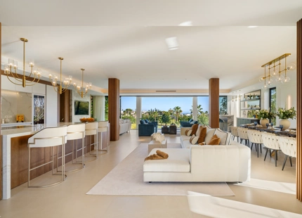 VILLA CONTEMPORÁNEA ICÓNICA CON VISTAS AL GOLF EN PRIMERA LÍNEA EN NUEVA ANDALUCÍA