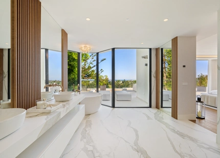 VILLA CONTEMPORÁNEA ICÓNICA CON VISTAS AL GOLF EN PRIMERA LÍNEA EN NUEVA ANDALUCÍA