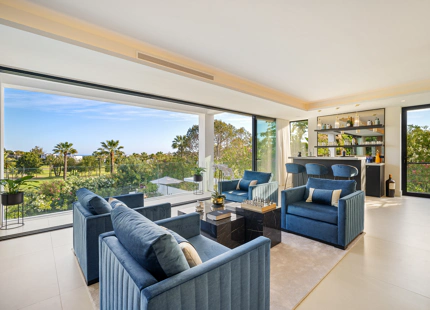 VILLA CONTEMPORÁNEA ICÓNICA CON VISTAS AL GOLF EN PRIMERA LÍNEA EN NUEVA ANDALUCÍA