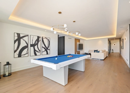 VILLA CONTEMPORÁNEA ICÓNICA CON VISTAS AL GOLF EN PRIMERA LÍNEA EN NUEVA ANDALUCÍA