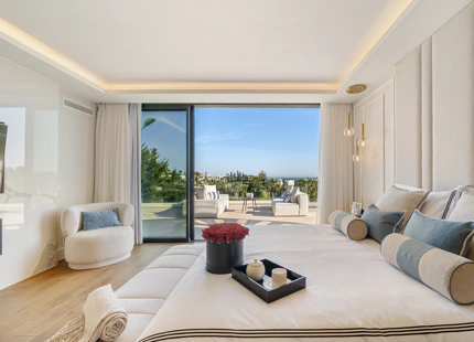VILLA CONTEMPORÁNEA ICÓNICA CON VISTAS AL GOLF EN PRIMERA LÍNEA EN NUEVA ANDALUCÍA