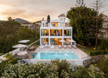 VILLA CONTEMPORÁNEA ICÓNICA CON VISTAS AL GOLF EN PRIMERA LÍNEA EN NUEVA ANDALUCÍA
