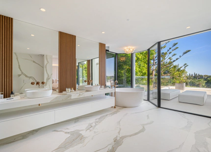 VILLA CONTEMPORÁNEA ICÓNICA CON VISTAS AL GOLF EN PRIMERA LÍNEA EN NUEVA ANDALUCÍA