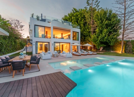 VILLA CONTEMPORÁNEA ICÓNICA CON VISTAS AL GOLF EN PRIMERA LÍNEA EN NUEVA ANDALUCÍA
