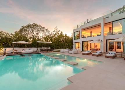 VILLA CONTEMPORÁNEA ICÓNICA CON VISTAS AL GOLF EN PRIMERA LÍNEA EN NUEVA ANDALUCÍA