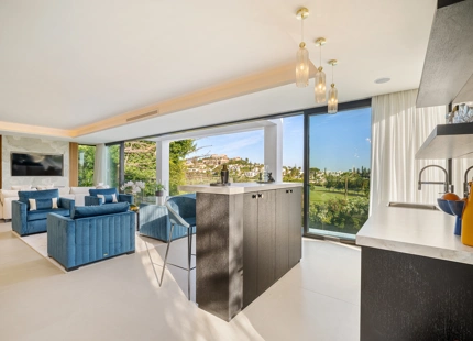 VILLA CONTEMPORÁNEA ICÓNICA CON VISTAS AL GOLF EN PRIMERA LÍNEA EN NUEVA ANDALUCÍA